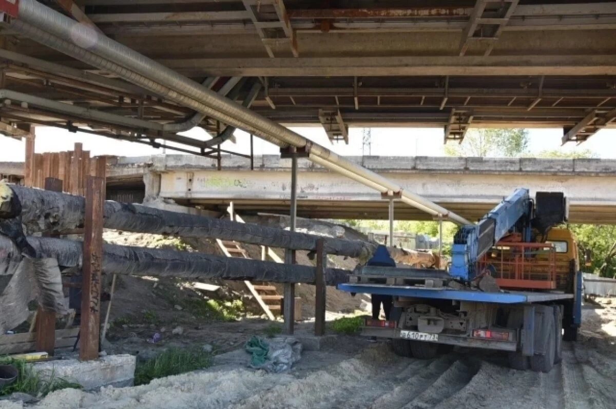    Под «минаевским» мостом подключают новый участок теплотрассы