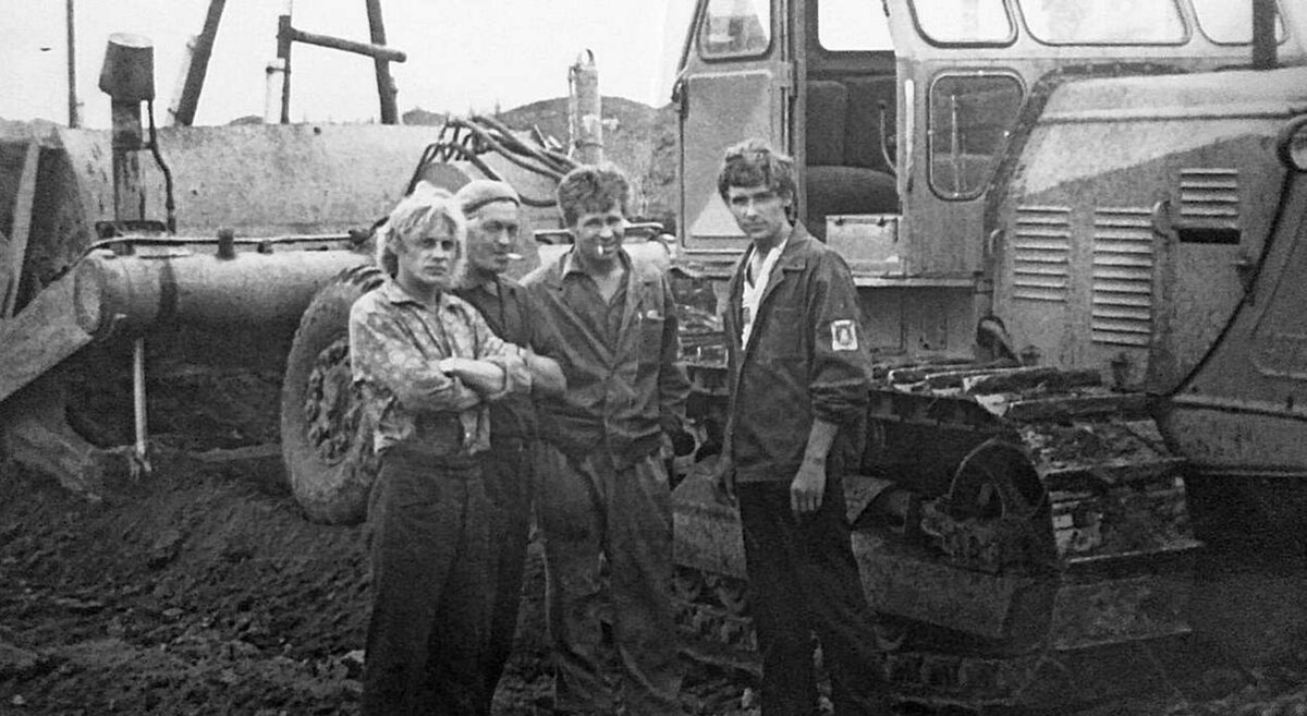 Бригада прицепных скреперов СУМ-2 УМС на отсыпке грунта  под строительство стадиона «Строитель». 1976 год