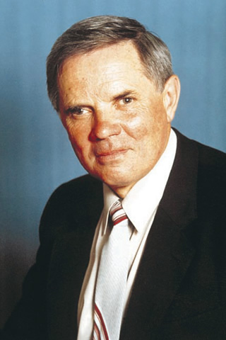 Михаил Дмитриевич Карпачёв — советский и российский учёный, историк, кандидат исторических наук (1973); доктор исторических наук (1987); профессор (1990) Воронежского государственного университета, заведующий кафедрой истории России ВГУ (1992), Заслуженный деятель науки Российской Федерации (2002). Фотография из Циклопедии.