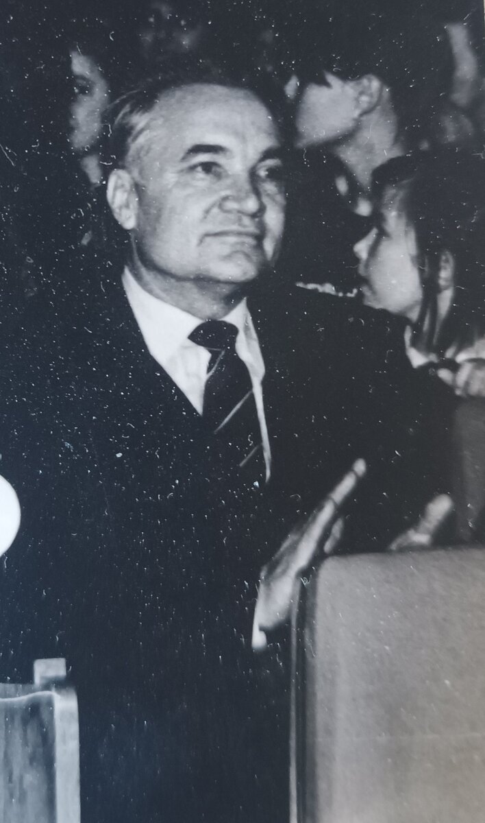 К.и.н., доц., зав. кафедрой политической истории ВГУ Василий Игнатьевич Федосов на конкурсе красоты в актовом зале гимназии гуманитарно-эстетического профиля №2 г. Воронеж. Фотография из архива А.А.Семененко.