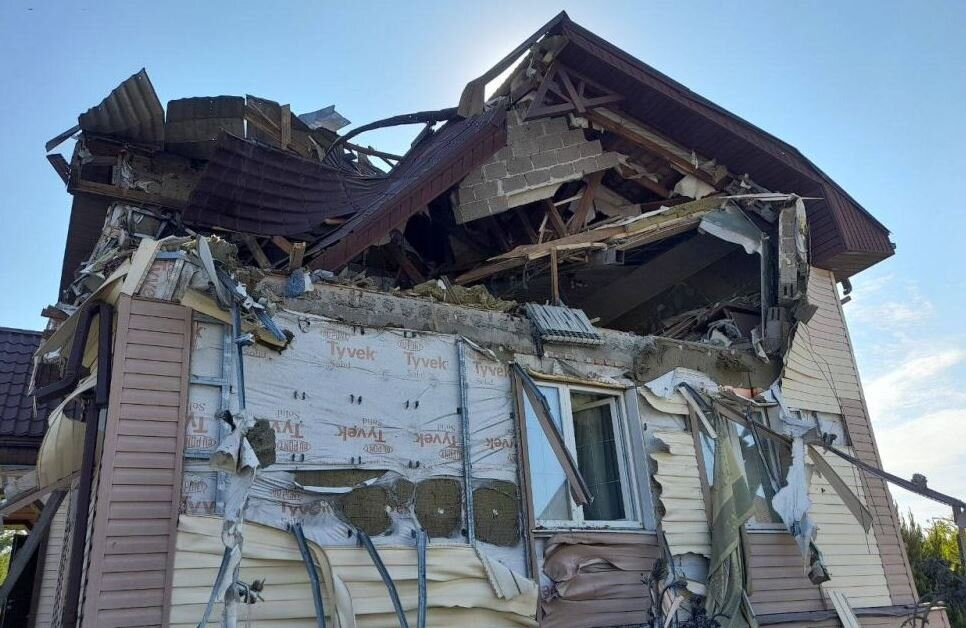 В Яковлевском городском округе (Белгородская область) сработала наша система ПВО – над селом Красный Восток сбит БПЛА самолётного типа. В результате его падения с последующей детонацией разрушен второй этаж частного жилого домовладения. К большому горю, есть погибшая – под завалами обнаружено тело женщины, источник – Телеграм-канал Настоящий Гладков