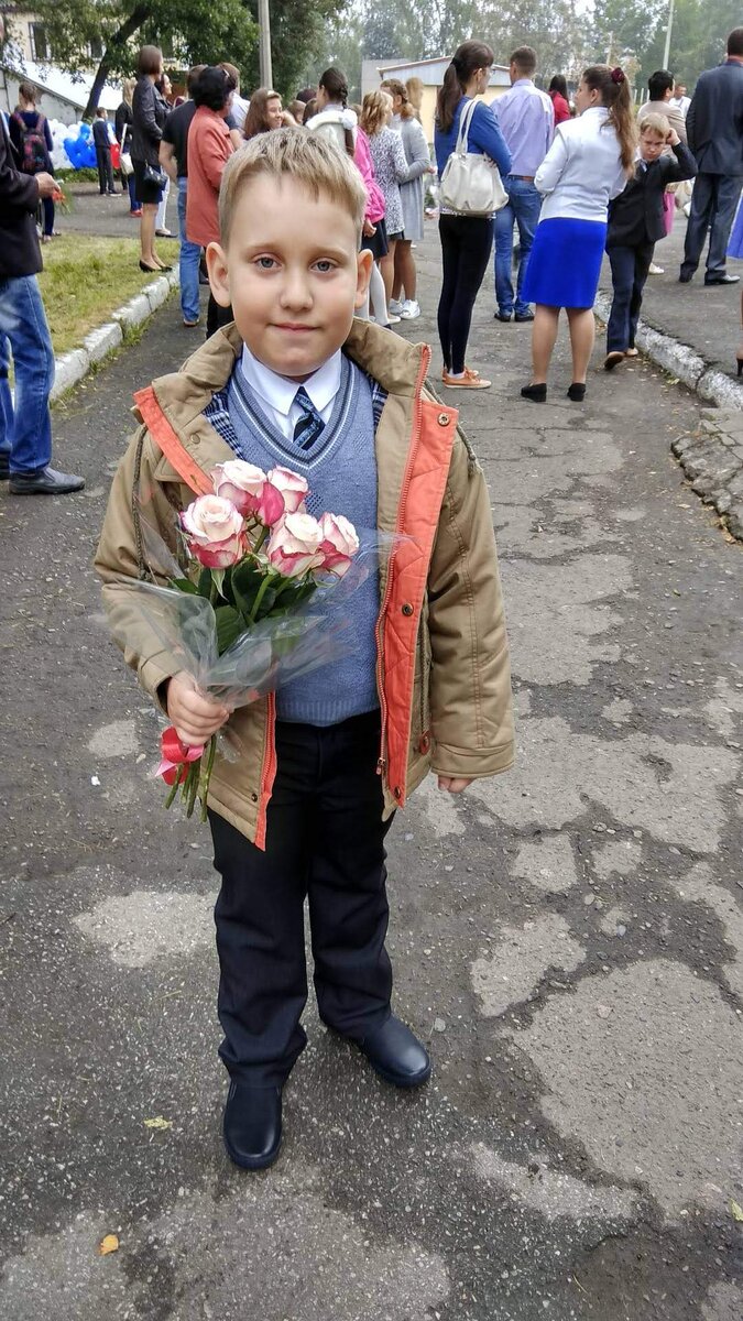 Идёт во второй класс. Это же вроде вчера было😍