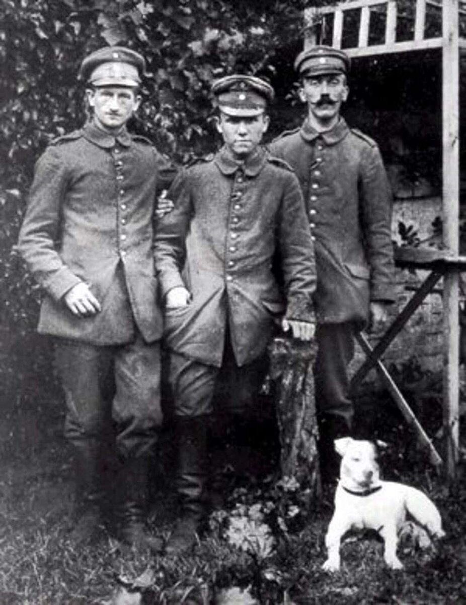 Фото неизвестного автора. Гитлер и его товарищи во время Первой Мировой войны с Фукселем. Открытый источник