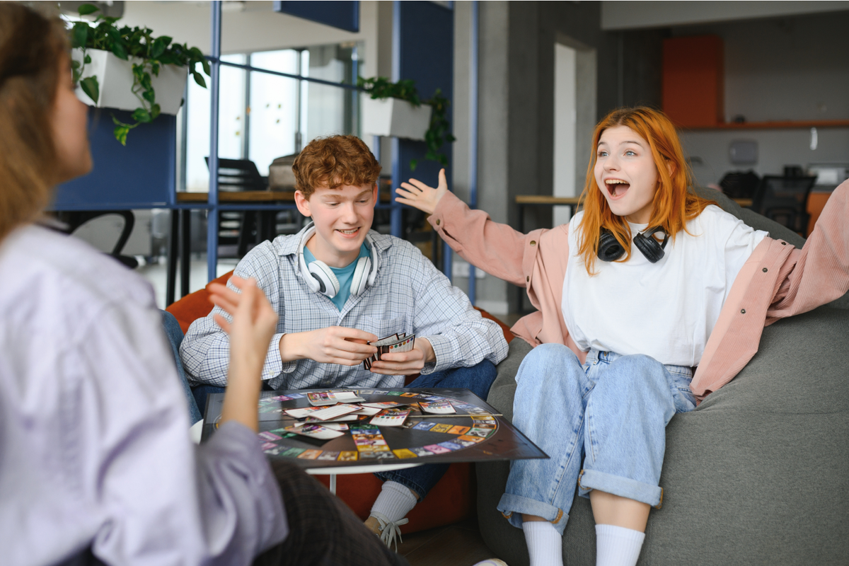 Настольные игры помогут лучше узнать друг друга и повысить командный дух.   