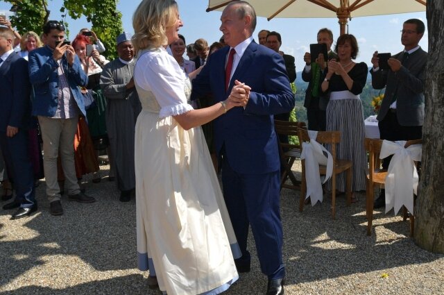    Владимир Путин побывал на свадьбе Карин Кнайсль Фото: kremlin.ru