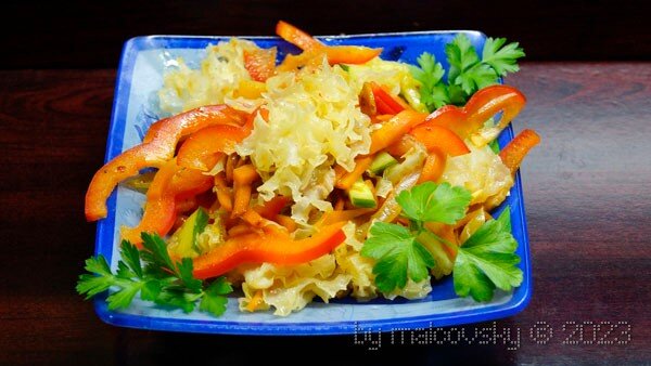 Салат из белых древесных грибов по-китайски