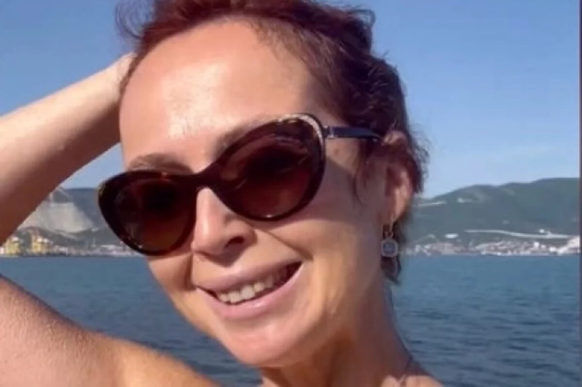    Актриса Елена Захарова поделилась фото на пляже в Новороссийске