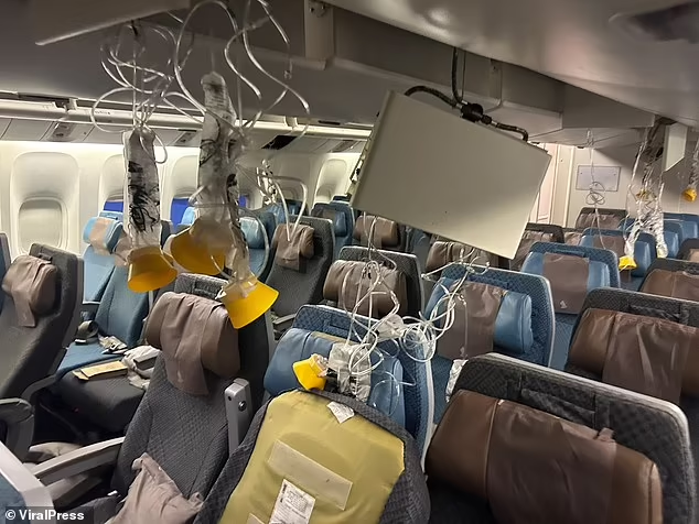 Внезапное падение самолета Singapore Airlines Fight SQ321 на фоне "экстремальной турбулентности" вызвало хаос в салоне (вверху), что вынудило самолет совершить аварийную посадку в бангкокском аэропорту Суварнабхуми. Полет выполнялся на борту Boeing модели 777-300ER, в связи с предупреждением FAA.
