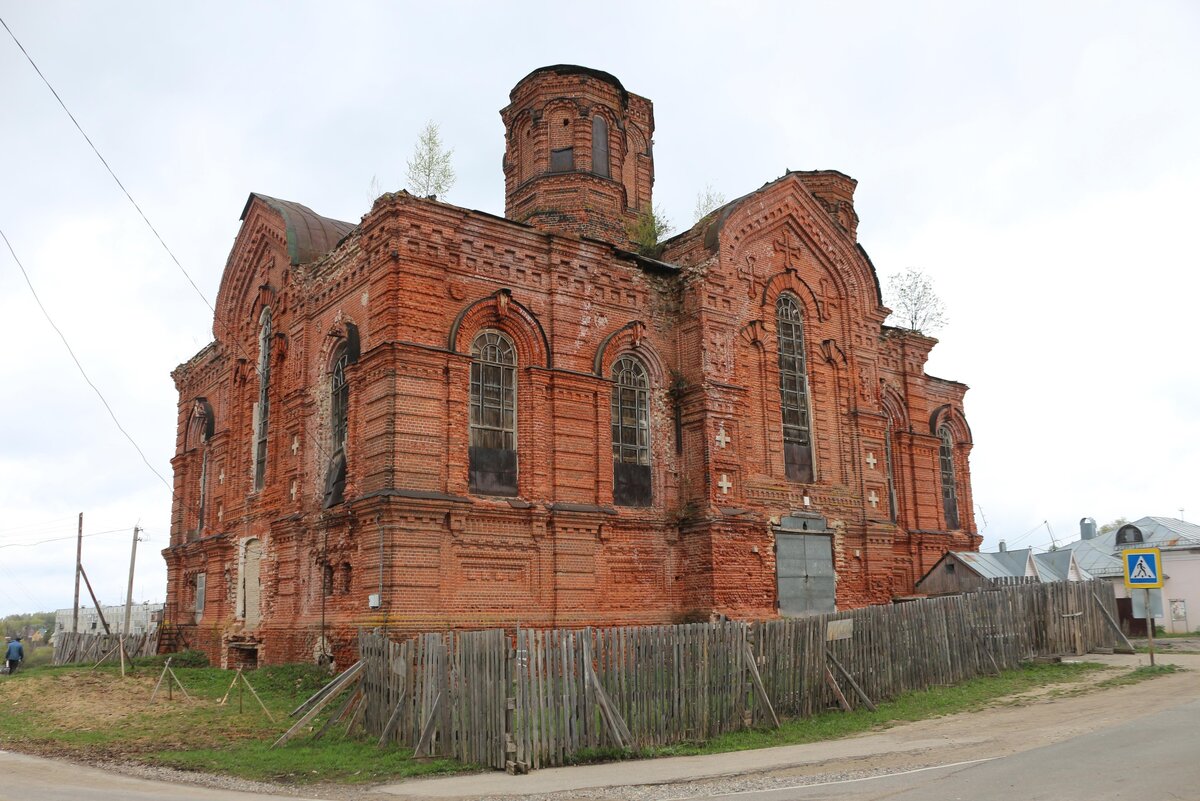    Лежневский собор, построенный по прототипу Красной церкви, законсервируют