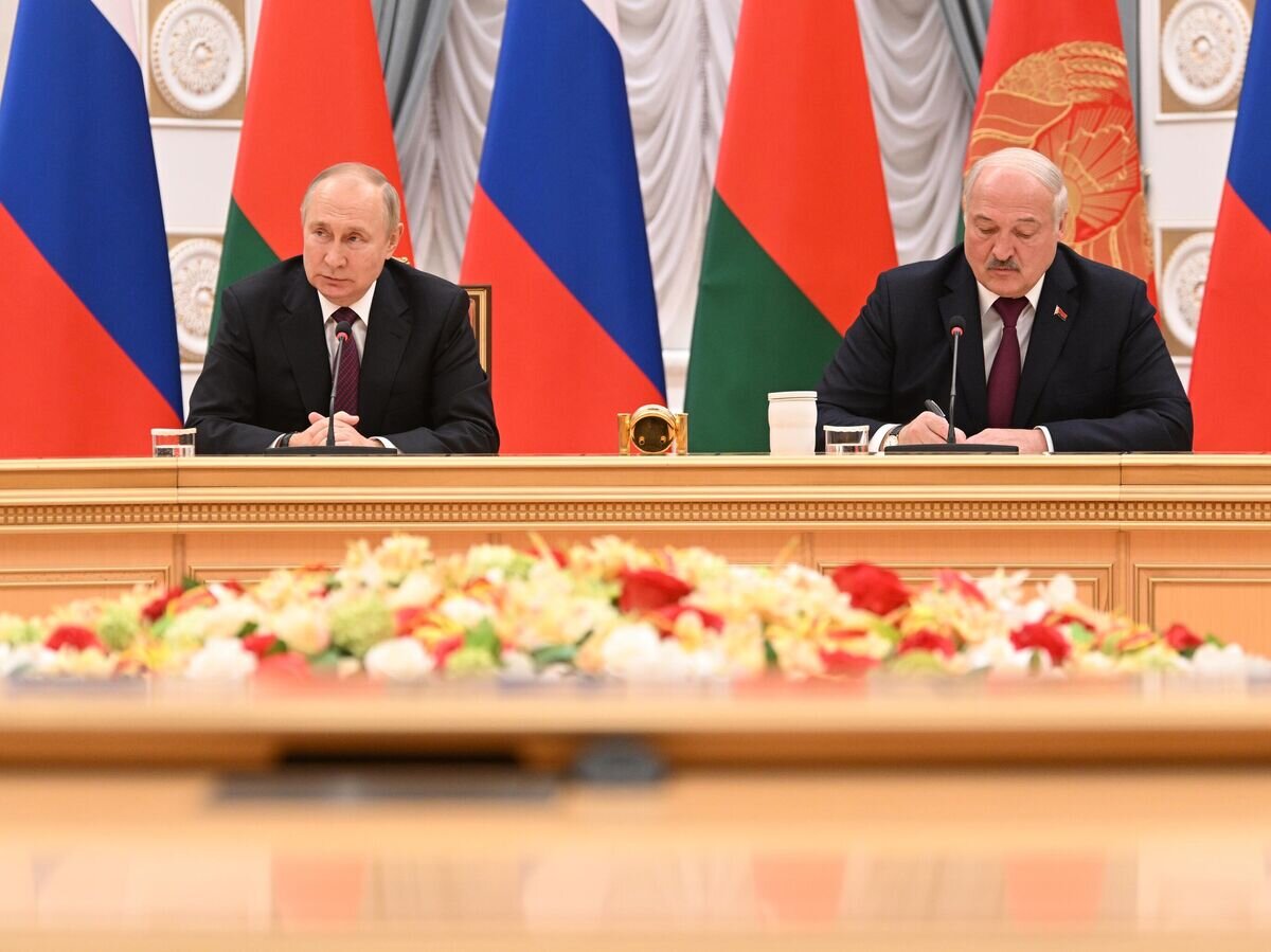    Президент РФ Владимир Путин и президент Белоруссии Александр Лукашенко во время встречи в Минске в расширенном составе© РИА Новости / Павел Бедняков