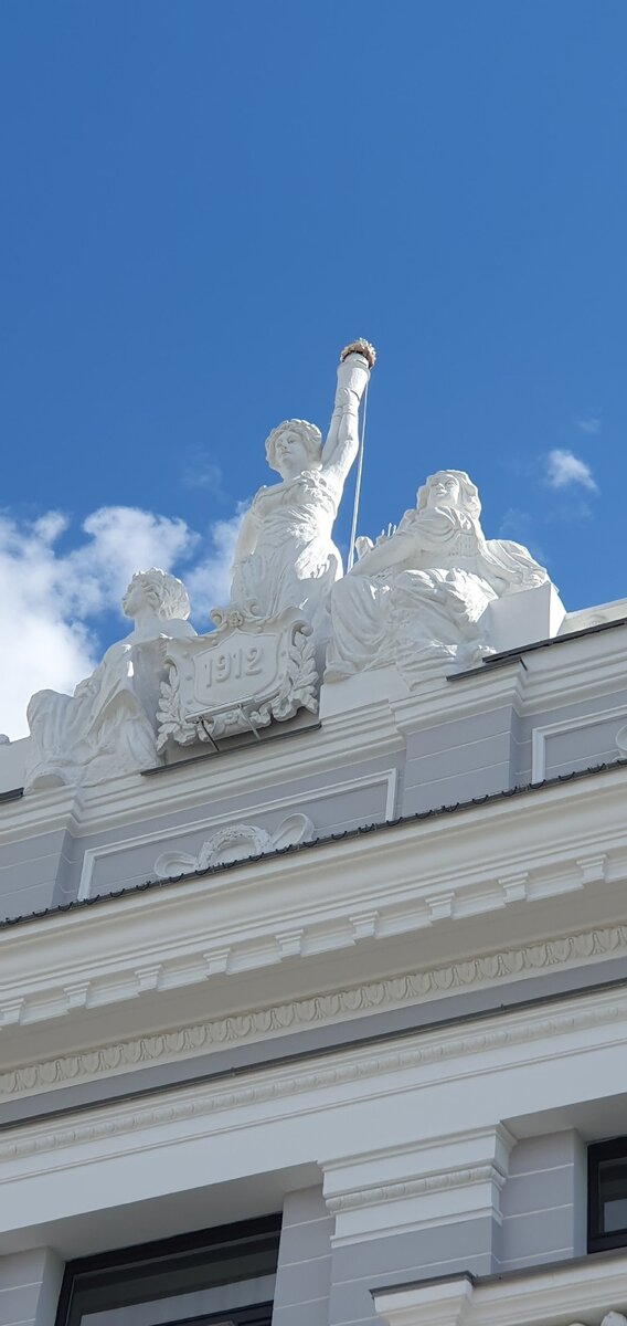 Фасад здания театра оперы и балета украшают фигуры трёх муз искусств. Муза с нотной книгой – Талия, с лирой – Терпсихора, а между ними, по центру – Мельпомена с горящим факелом в поднятой руке. Когда дают премьеру - он зажигается. Но вот незадача - в факеле размещена лампочка, которая имеет свойство перегорать, а местный электрик боится высоты, поэтому руку красавицы Мельпомены обвили проволокой и с помощью нехитрых манипуляций спускают факел для замены "огня". Разместить фигуры на самой высокой точке фасада придумал архитектор Константин Бабыкин, который строил здание театра по  проекту инженера В.Н. Семёнова, который не смог приехать для исполнения заказа.