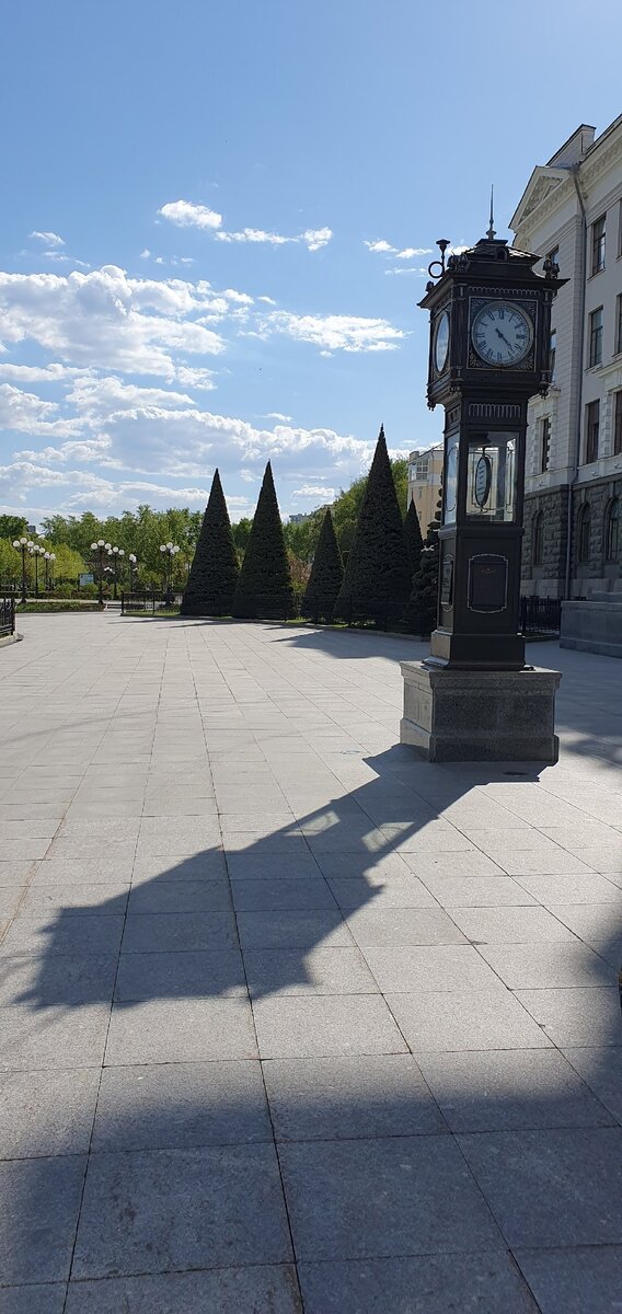 Площадь перед зданием Управления Свердловской железной дороги с видом на сквер им К.Т.Бабыкина