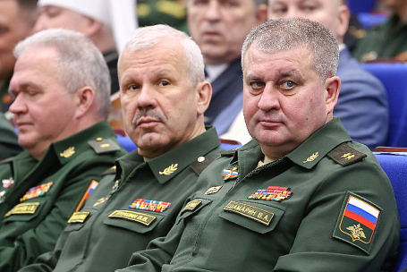 Начальник Главного управления связи ВС России Вадим Шамарин (справа).