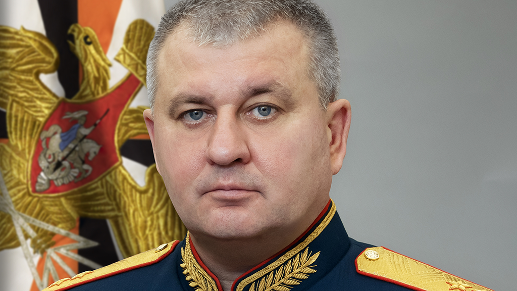 Шамарин Вадим Анатольевич родился 10 июня 1971 года в Таганроге Ростовской области. В 1992 году окончил Новочеркасское высшее военное командное училище связи, в 2006 году — Военную академию связи имени маршала Буденного, в 2016 году — Военную академию Генерального штаба ВС России. По данным сайта Минобороны, при нем переоснащали пункты управления округа и завершили «плановый переход на цифровое телекоммуникационное оборудование» и «перспективные средства связи». В частности, «на пунктах управления стало возможным ведение телефонных переговоров в автоматическом режиме как по открытым, так и по закрытым каналам связи, а также ведение электронного документооборота». 
С апреля 2016 года — замначальника Главного управления связи вооруженных сил России. С мая 2020 года — врио начальника, затем начальник Главного управления связи ВС России—заместитель начальника Генерального штаба ВС России. Под его руководством внедряли сетевые и информационные технологии. По данным сайта Минобороны России, «кроме традиционных подходов к их созданию в рамках плановых работ по государственному оборонному заказу» использовали «подходы, основанные на инициативных разработках предприятий оборонно-промышленного комплекса». Генерал-лейтенант. Почетный радист. Награжден медалью ордена «За заслуги перед Отечеством» II степени, медалью Суворова 