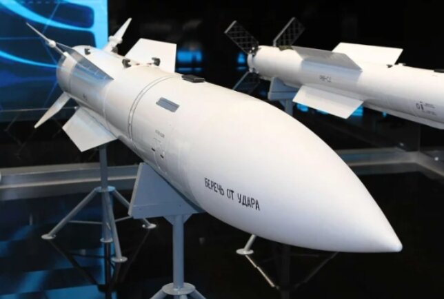 Российская Р-37М также известна под кодовым названием НАТО AA-13 Axehead.