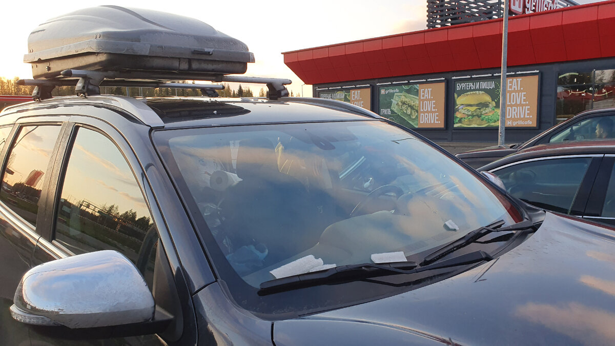 Куски льда на лобовом - отколоты с перекладин и с бокса...