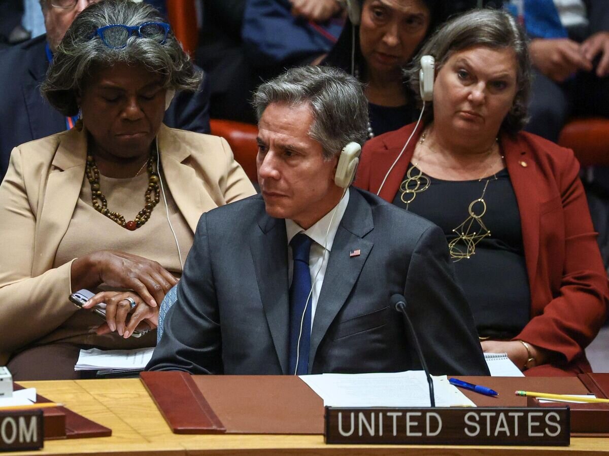    Государственный секретарь США Энтони Блинкен и помощник госсекретаря Виктория Нуланд во время выступления министра иностранных дел РФ Сергея Лаврова на заседании Совета Безопасности ООН в Нью-Йорке© РИА Новости / МИД РФ
