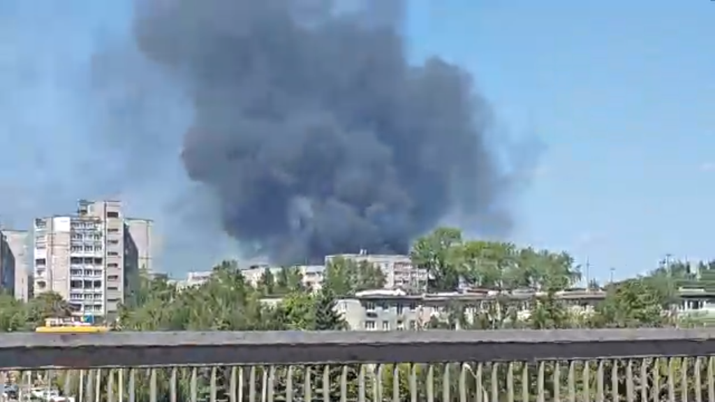 Клубы дыма видны из разных частей города