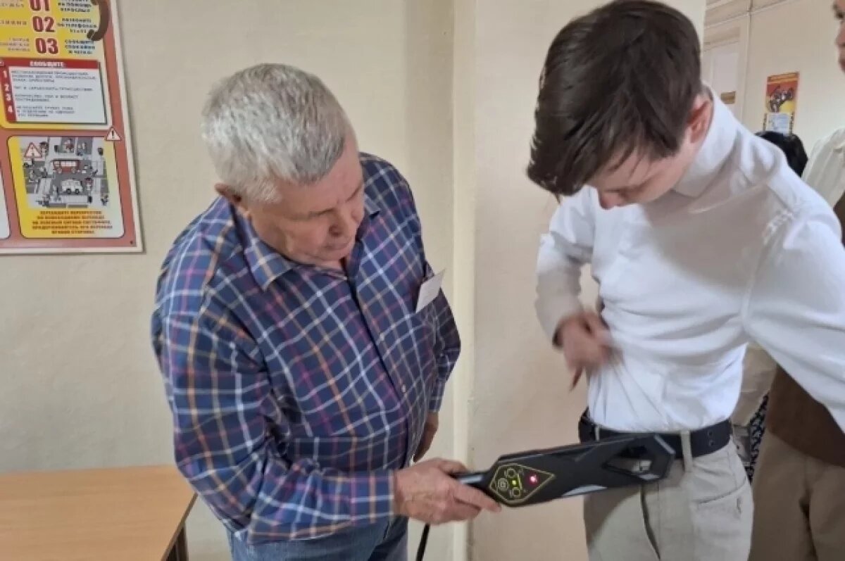    Перед входом в пункт сдачи в ЕГЭ школьников обыскивали металлоискателем.