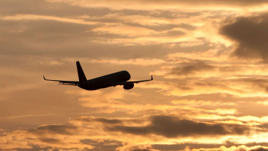 Самолет Boeing 777 в небе. Архивное фото