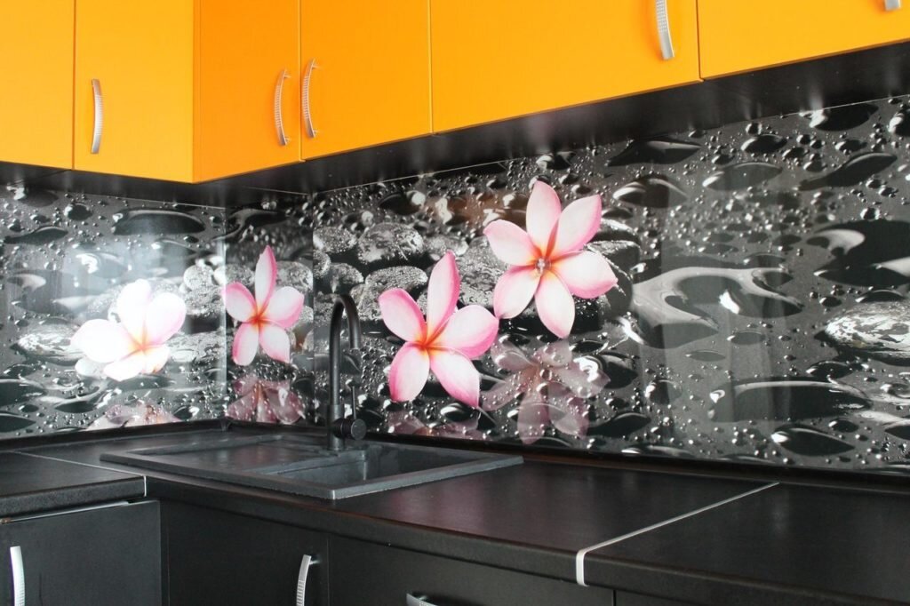 Пластиковый фартук позволит создать уникальный дизайн