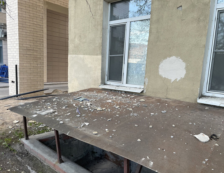     С фасада дома периодически осыпается штукатурка. Фото автора.