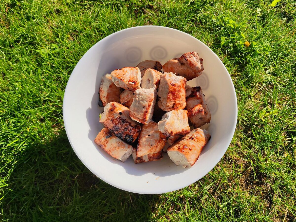 На этом фото - шашлык из карбонада. Видно, что мясо постное и совсем без жировых прослоек, но тем не менее даже оно получилось не сухим. Мне больше нравится шейка🐽