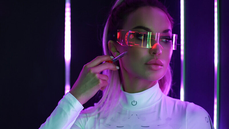 Алёна Николаевна САРОМЫЦКАЯ, врач дерматолог, косметолог высшей категории, диетолог, сертифицированный тренер ведущих европейских компаний, преподаватель кадавер курса Университета Максимилиана Людвига (Германия), член американской Ассоциации специалистов по лазерной хирургии ASLM, действующий спикер российских и международных конгрессов по эстетической медицине и косметологии, бьюти-эксперт ведущих федеральных СМИ