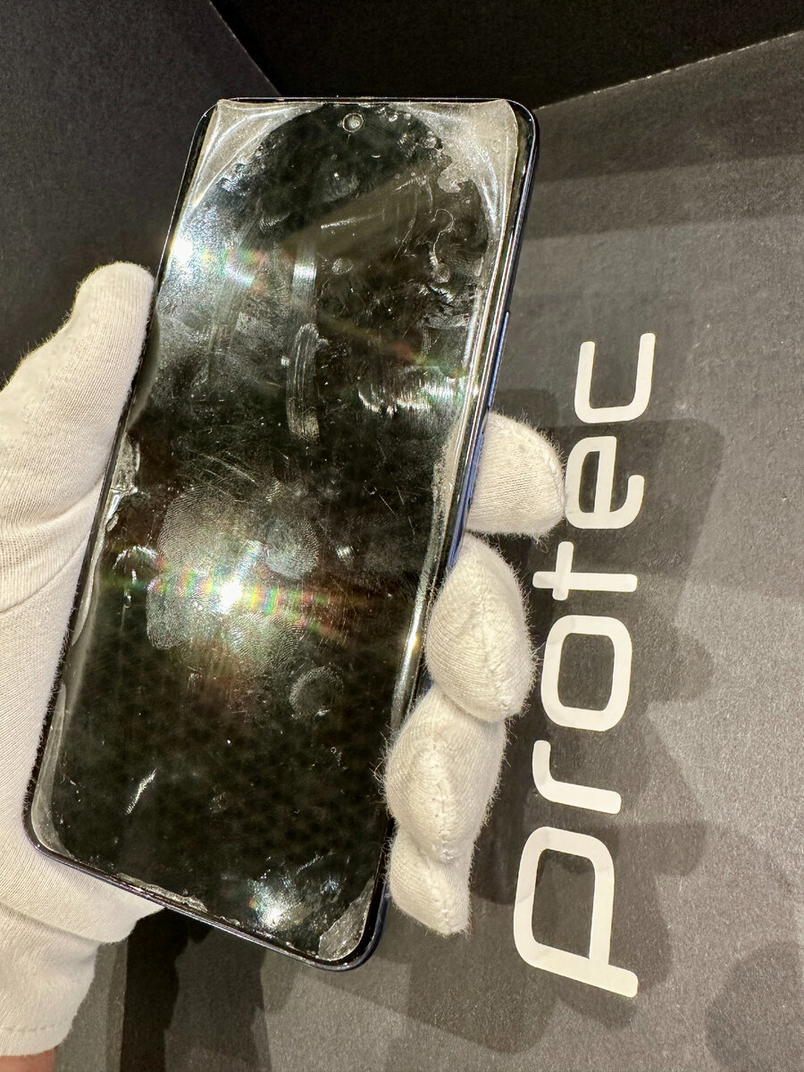 Гидрогелевая плёнка на Honor X8. Её текстура более мягкая и уязвимая к попаданию мелких частичек пыли и мусора.