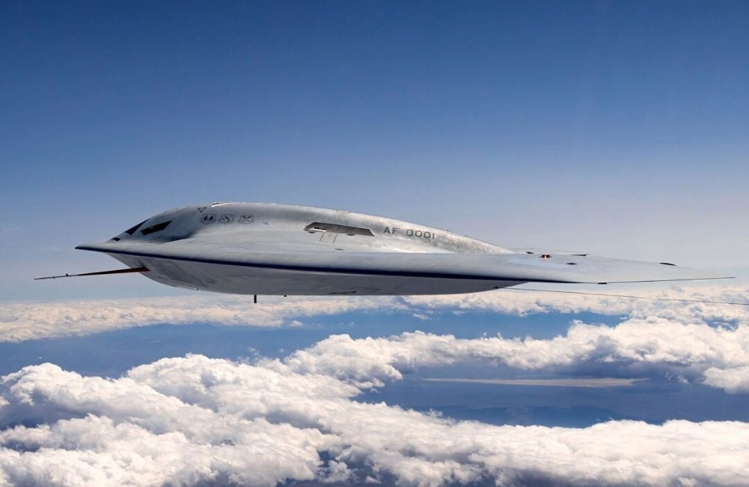 Министерство обороны США и авиабаза Эдвардс (Edwards AFB) опубликовали новые фотографии стратегического бомбардировщика Northrop Grumman B-21 Raider. Были обнародованы три фотографии, одна из которых, несмотря на высокое разрешение в оригинале, имеет значительные артефакты. Примечательно, что это первые официальные фотографии, демонстрирующие B-21 в полёте.
Новейший стратегический бомбардировщик ВВС США B-21 Raider продолжает проходить испытания на авиабазе Эдвардс в составе "Объединённой испытательной группы B-21". Испытания включают наземные проверки, руление и полёты.