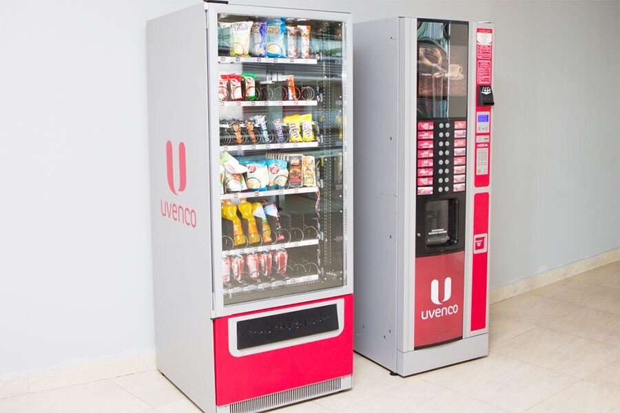 Типичный вендинговый аппарат с кофе (или кофейным напитком?) и снеками. 