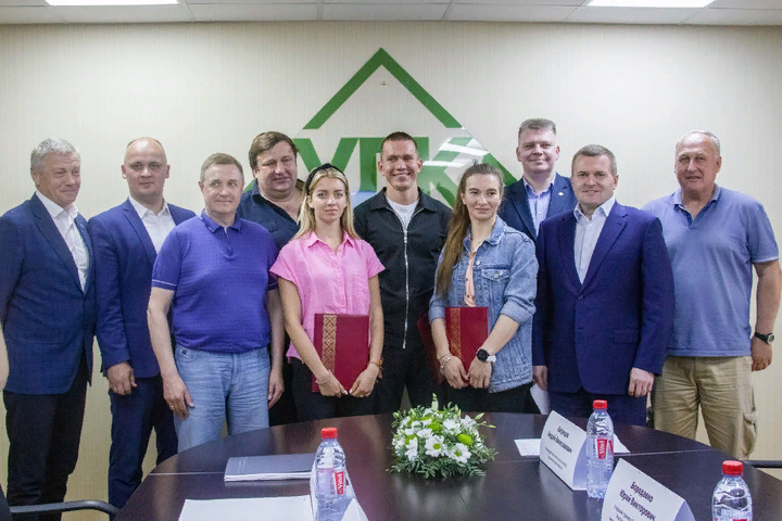 Фото: ulkust.ru. Буторин второй справа. Фото с призентации первой группы спортсменов: Жеребятьева, Большунов, Непряева