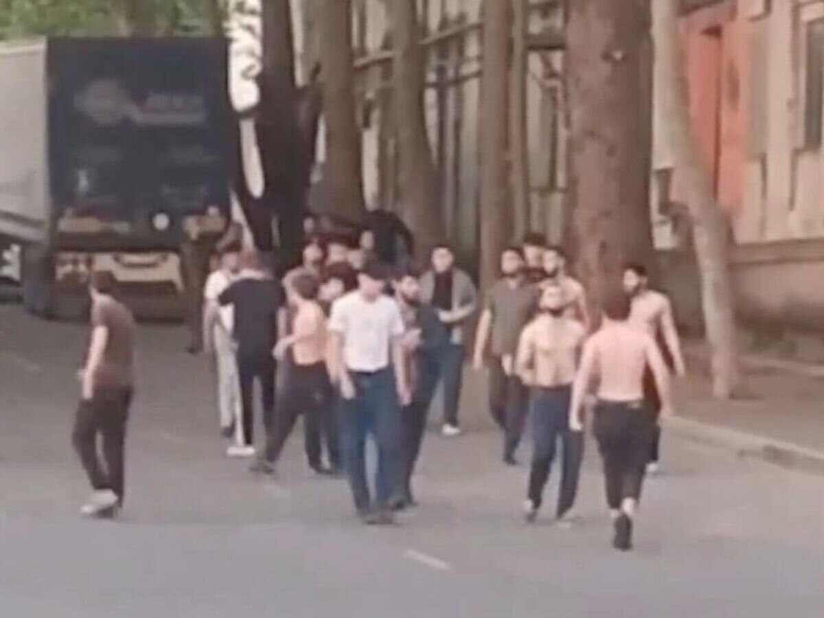    Участники массовой драки в Симферополе. Кадр видео очевидца