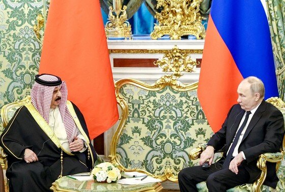    Президент РФ Владимир Путин и король Бахрейна Хамад бен Иса Аль Халифа (справа налево)