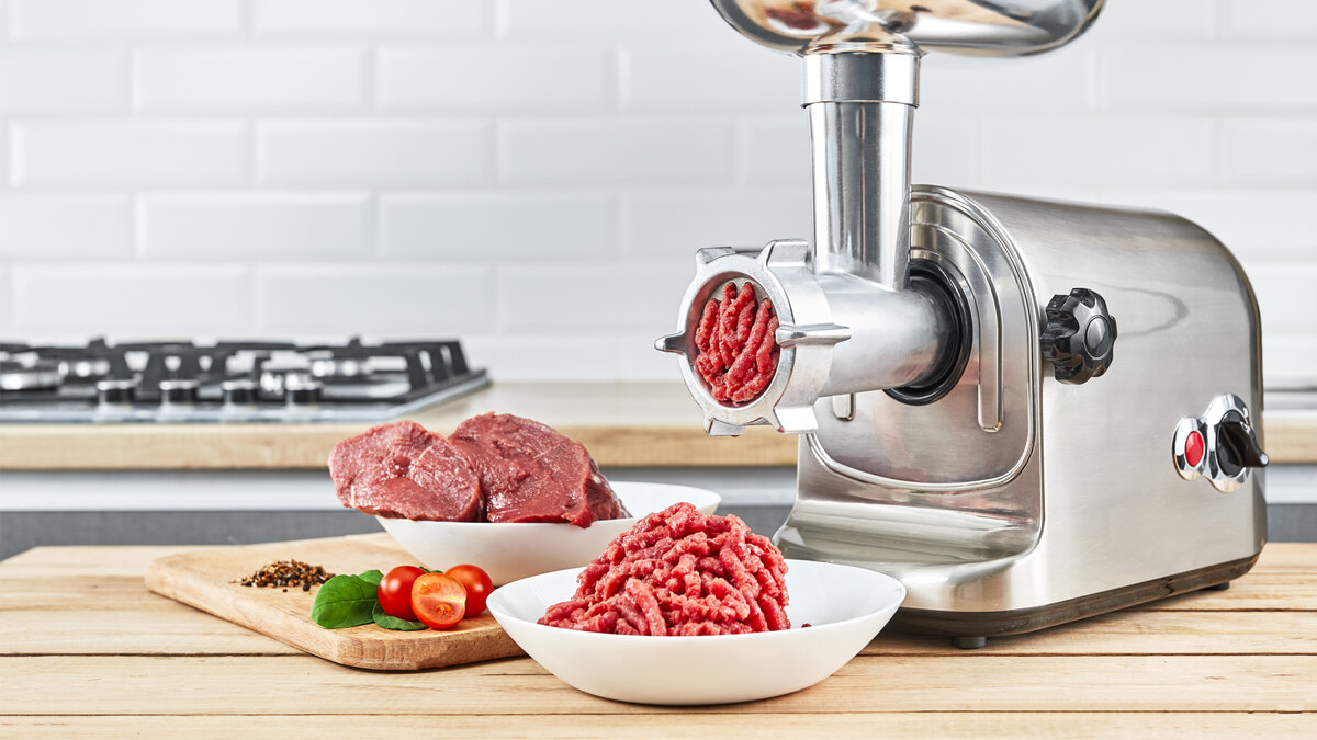 Электромясорубка. Источник изображения: wertinio / Shutterstock.com