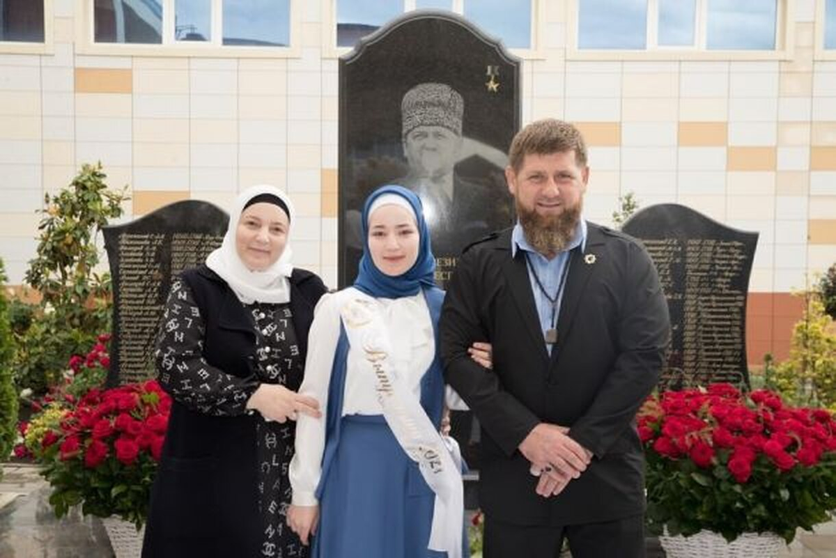 Прекрасная Табарис с отцом и матерью