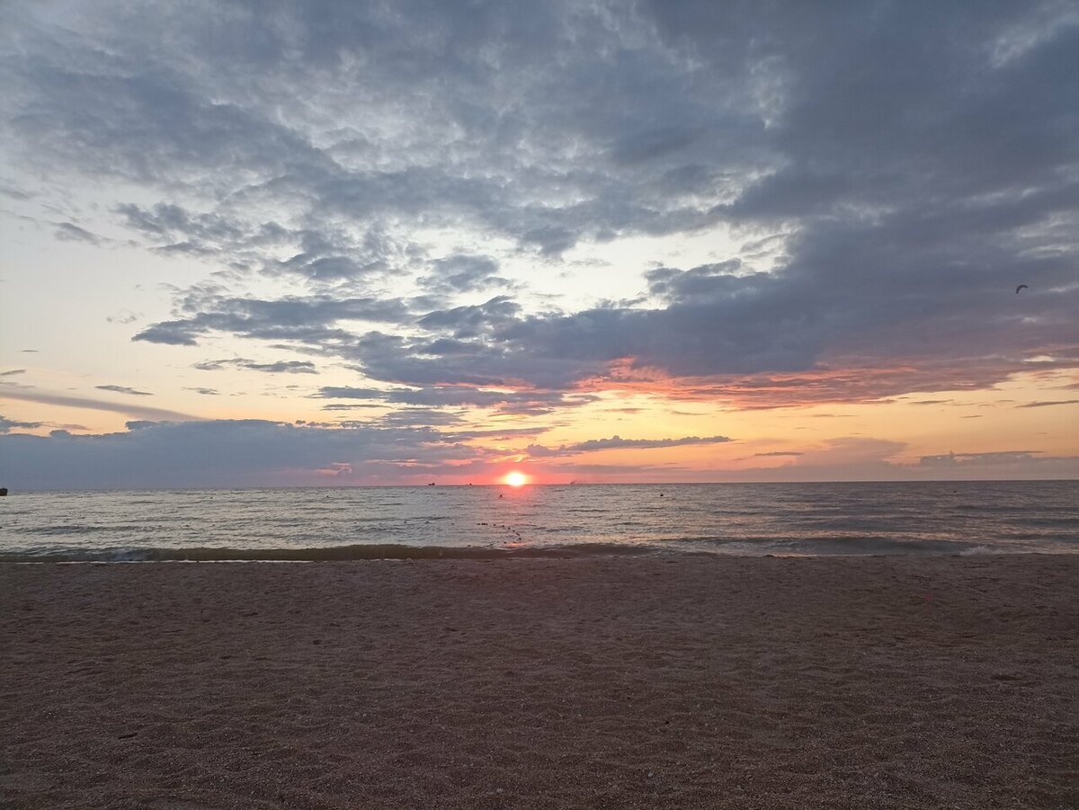 На Азовское море часто приезжают отдыхать с детьми: море мелкое — быстро прогревается, дно ровное, нет высоких волн, климат мягкий — средняя температура летом +28...+30 °С. Фото: Володя Маяковский / Яндекс Карты
