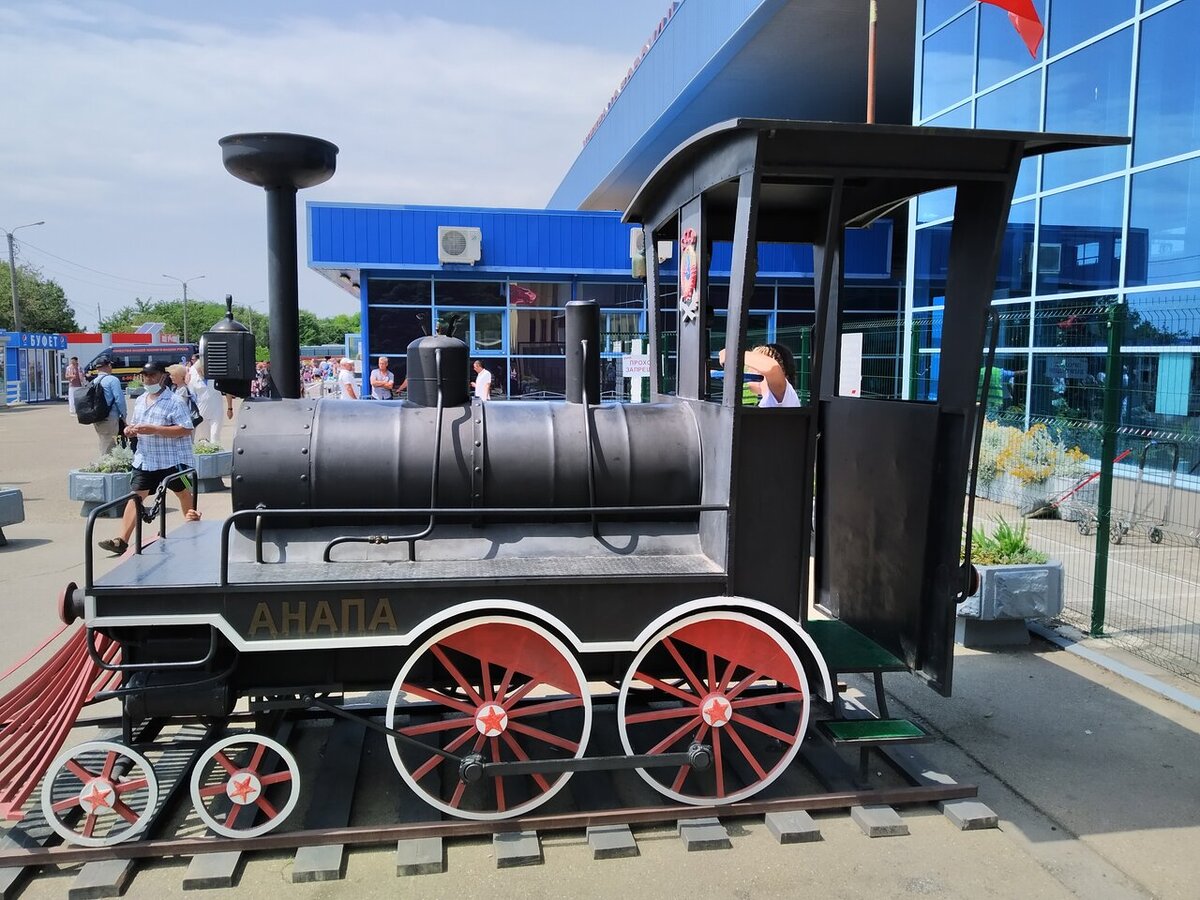 Обязательно сделайте фото с этим паровозиком, что стоит возле здания вокзала: это уже традиция. Фото: Александр Щербаков / Яндекс Карты 