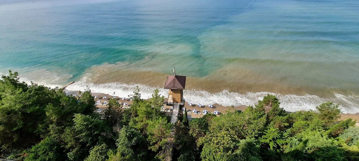 Пляж Мюссера преимущественно песочный, море чистое и красивого бирюзового цвета. Источник фото: Яндекс Карты. Автор: Евгений Иванов