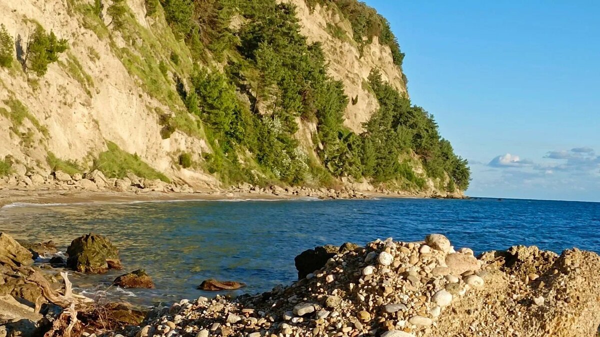 По словам местных жителей, с детьми в Абхазию лучше приезжатьв июне: погода приятная, цены низкие, а туристов ещё мало. Источник фото: Яндекс Карты. Автор: Игорь Кио