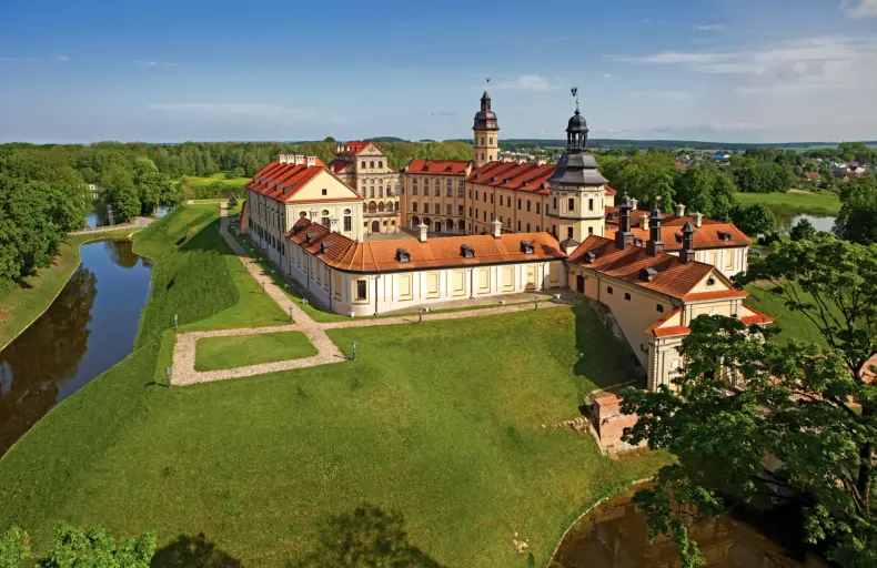 70 мумий Радзивиллов в костёле, сердце в бочонке и замок с привидениями: какие тайны хранит белорусский Несвиж?