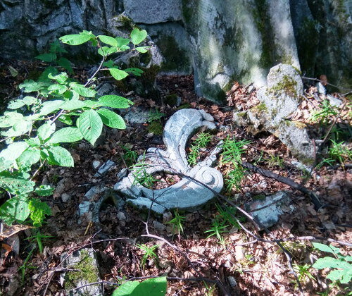 Фото автора. Развалины дачи расстрелянного партийного босса Ивана Кабакова на острове Репном (Шитовское озеро, Свердловская область).