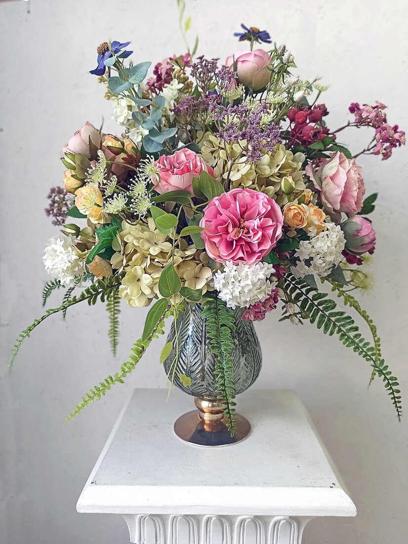 Букет из искусственных цветов в вазе. Доступен к заказу.