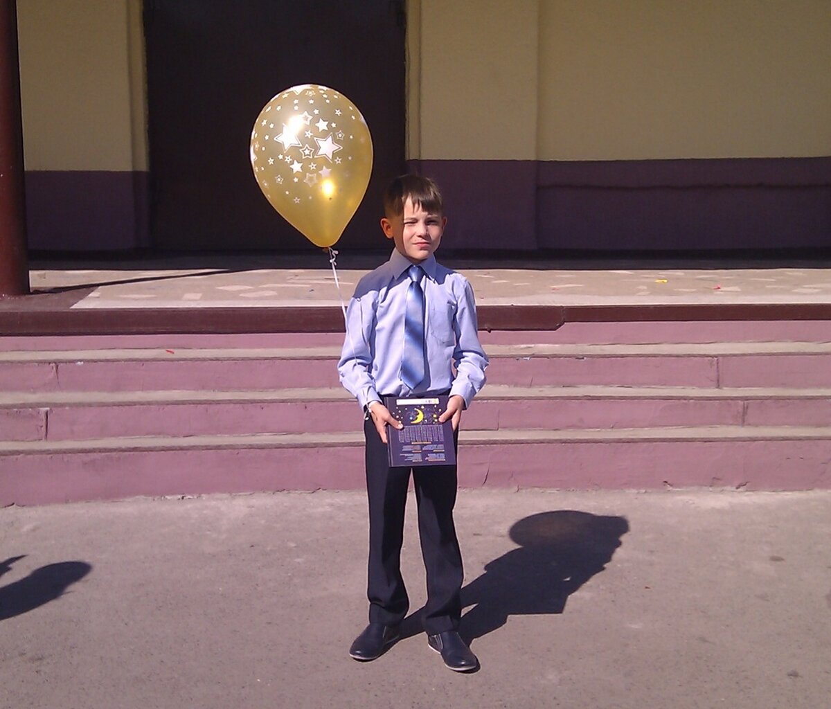 Совершенно точно помню, что у отца были фотографии Стаса из музыкалки. Но он искать их отказался. Неприятный человек. А это фото примерно того же периода