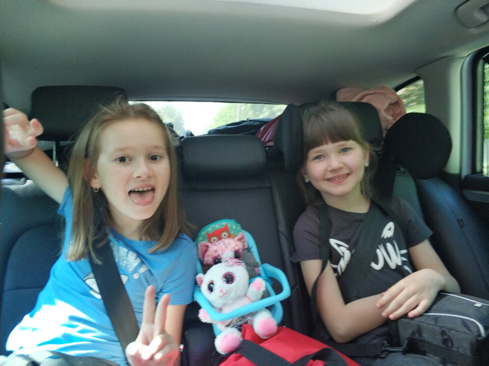 Задние пассажиры исполняют свое непосредственные обязанности: едят и смотрят мультики