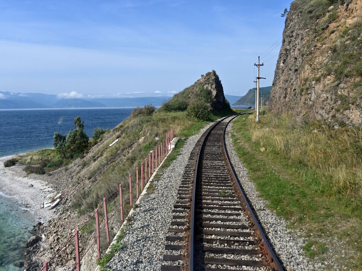    Кругобайкальская железная дорога (КБЖД) на участке Восточно-Сибирской железной дороги. © Sputnik / Евгений Епанчинцев