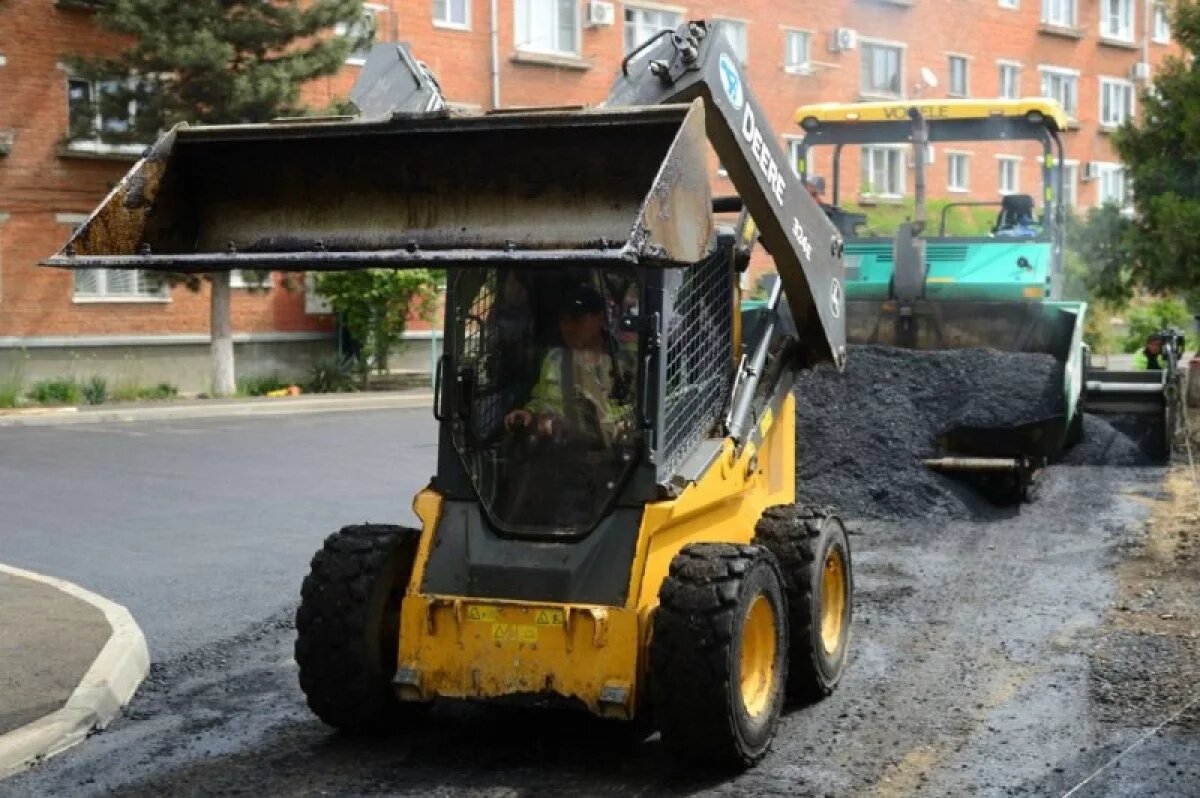    В Майкопе продолжается обновление территорий многоквартирных домов