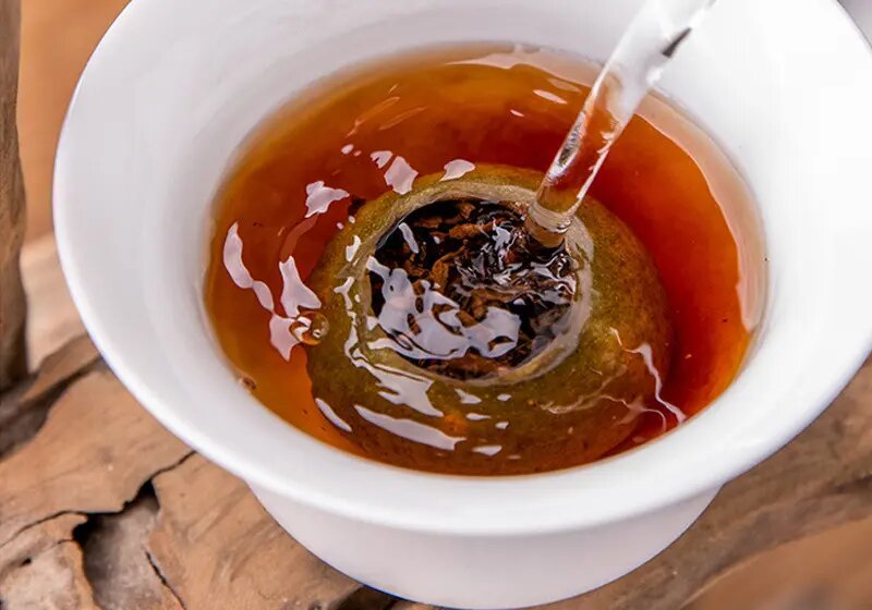 Процесс заваривания пуэра в мандарине 