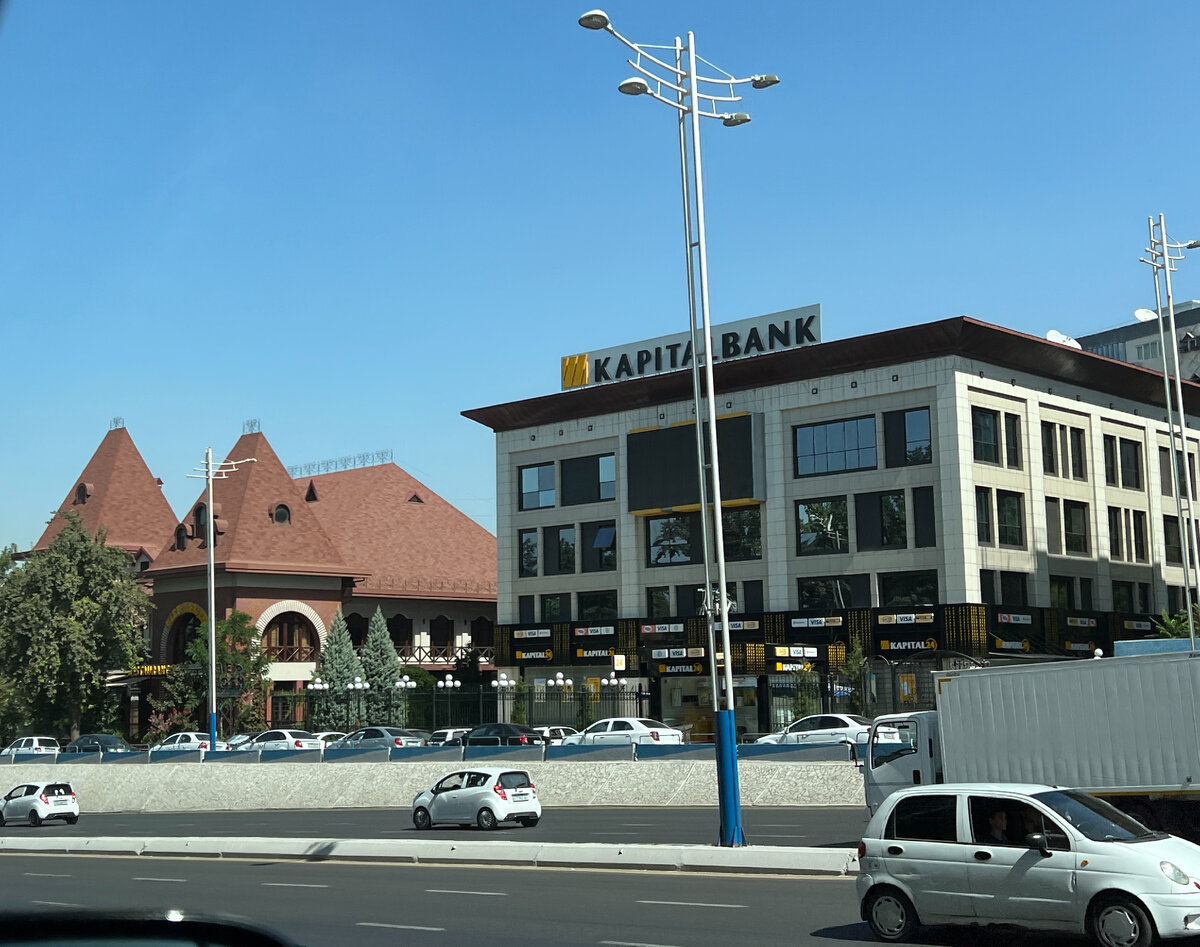 Отделение KAPITAL BANK в Ташкенте. KAPITAL BANK - один из самых популярных среди россиян узбекских банков для оформления карты.