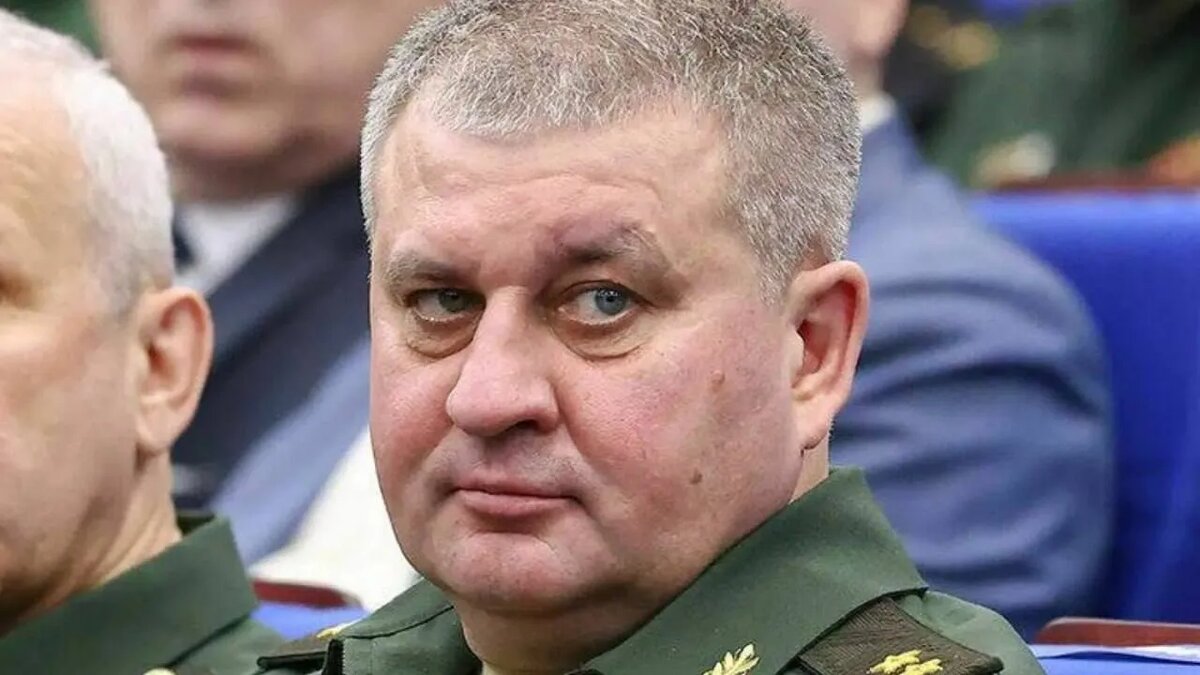    Руководитель Главного управления связи генерал-лейтенант Вадим Шамарин.